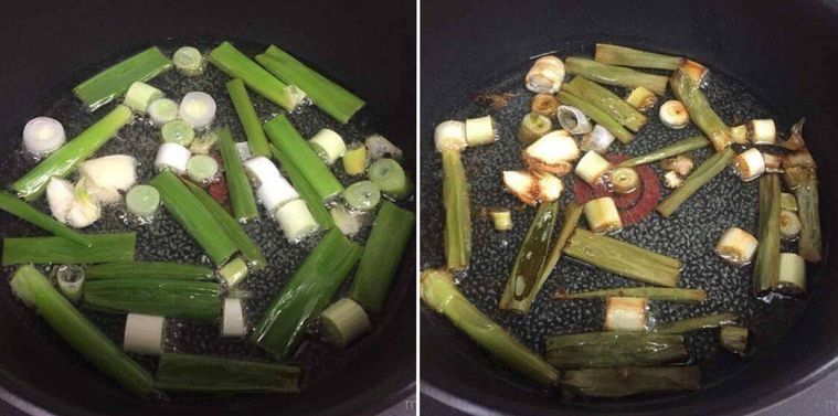 熱したフライパンにカットしたネギを入れる様子