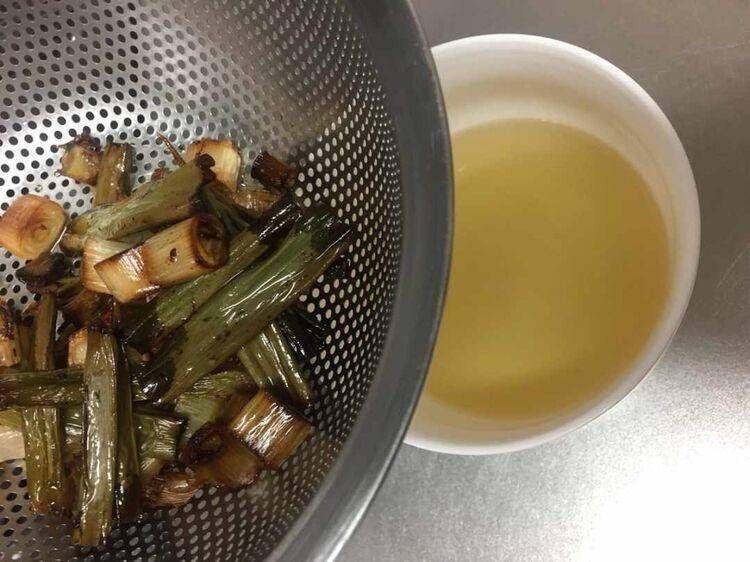 ネギ油を漉す写真
