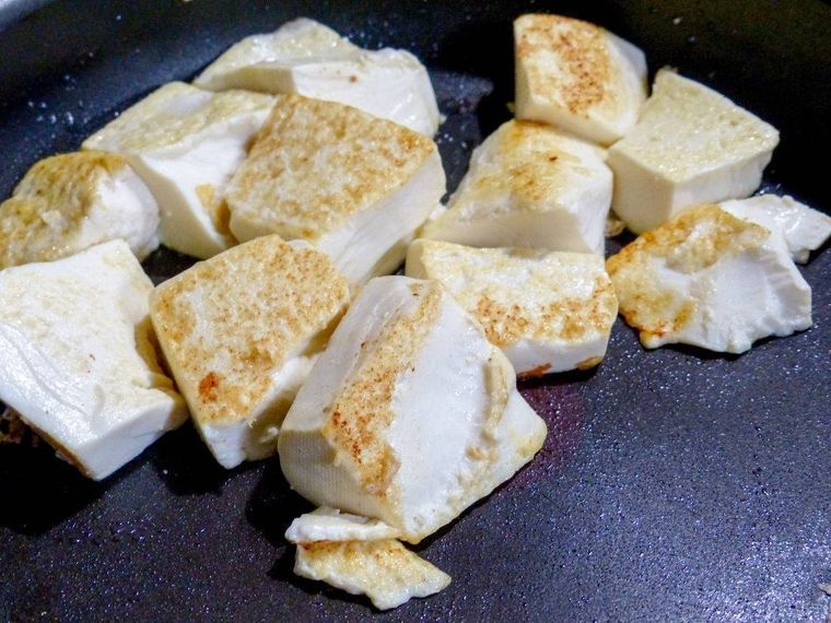 焼き色のついた豆腐を入れたフライパン