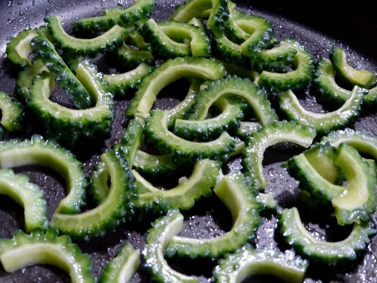 油でゴーヤを炒める様子