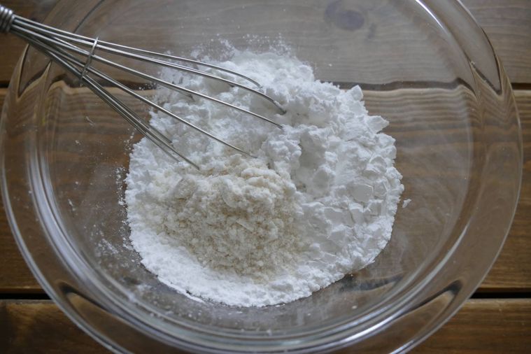 粉類を泡だて器で混ぜる様子
