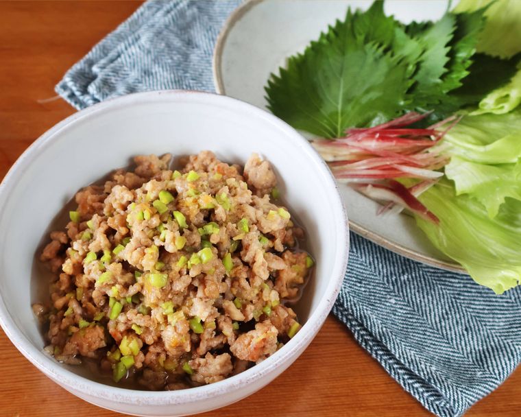 肉味噌と野菜が並んでいる