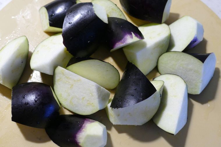 なすを乱切りにした様子