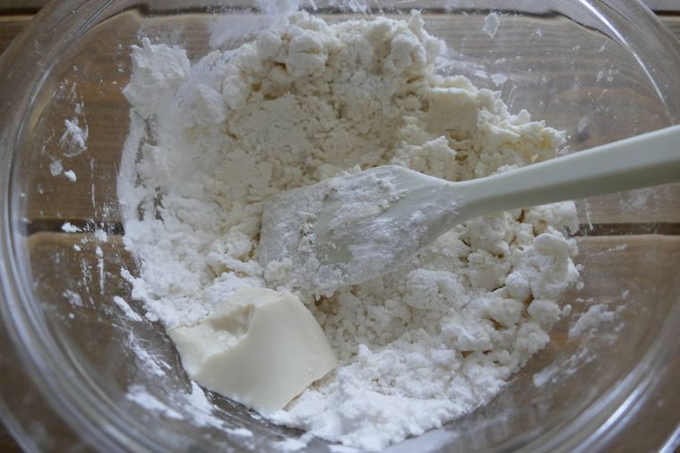 絹豆腐を加えてヘラで混ぜる様子