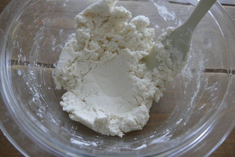 ヘラで生地をまとめた様子