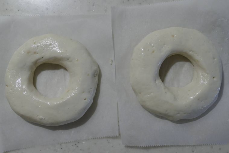 ドーナツ型に生地を成形した様子