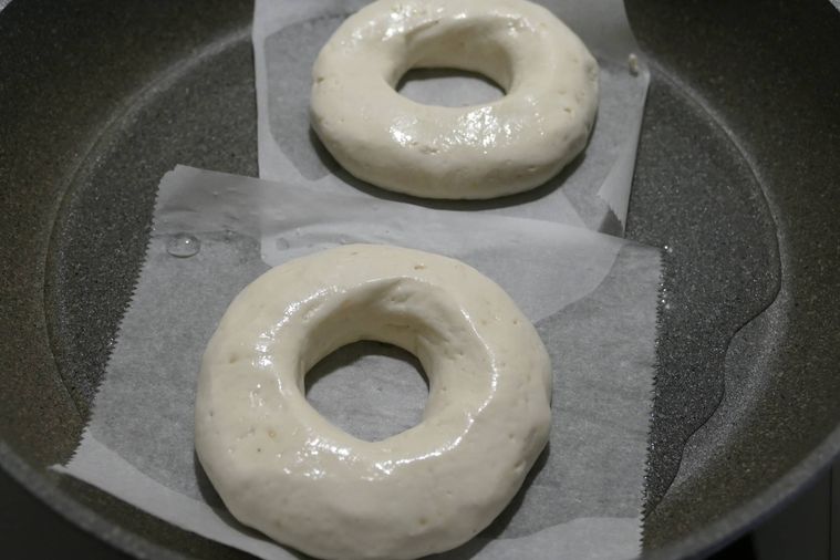 フライパンに生地と水を入れた様子