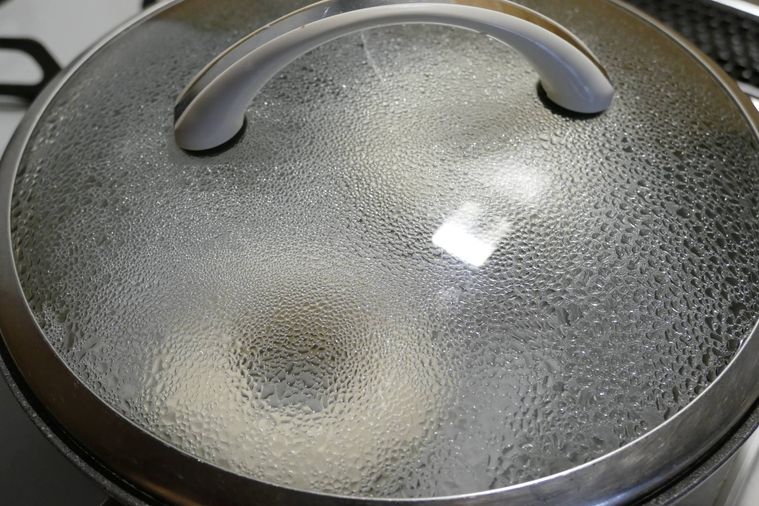 生地をフライパンで蒸し焼きにする様子