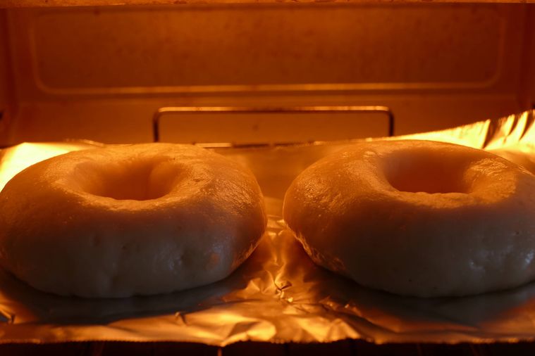 トースターで生地を焼く様子