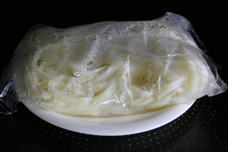 冷凍うどんを電子レンジで加熱する様子