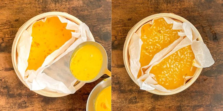 せいろに卵液を流し込んでいる様子