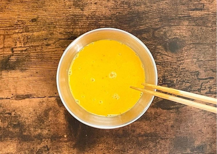 卵を混ぜている様子