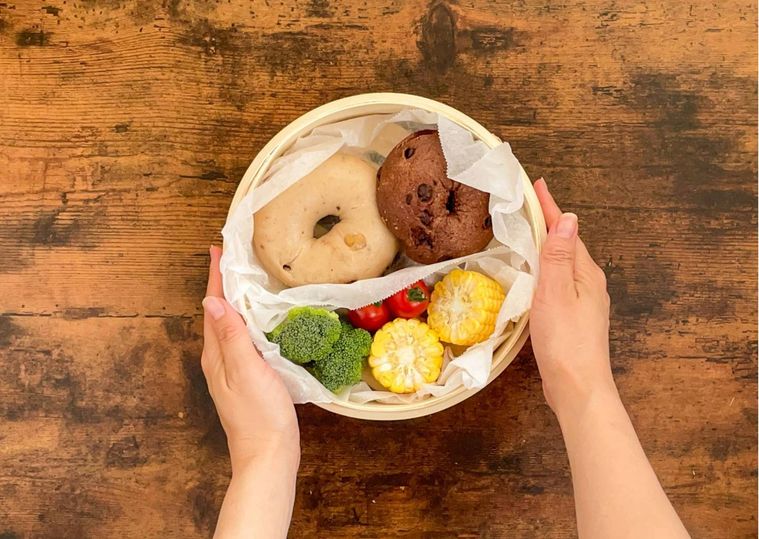 せいろにベーグルや野菜が入っている様子