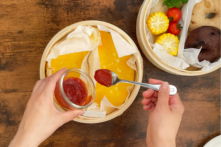 オムレツにケチャップをかけている様子