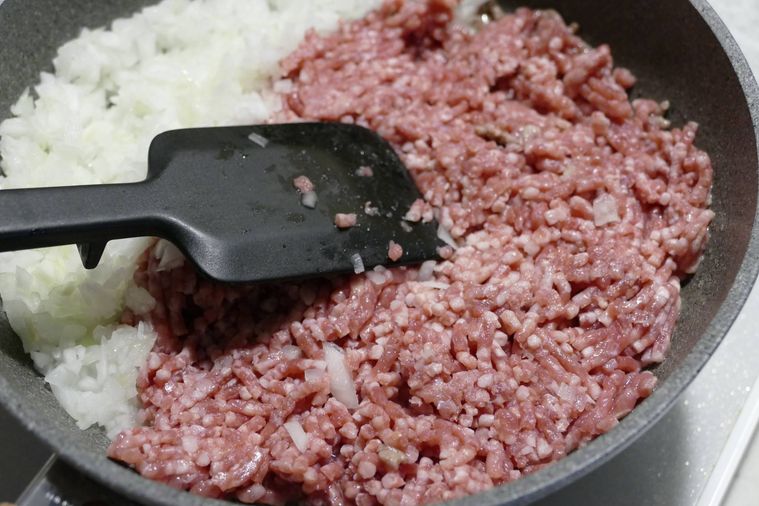 みじん切り玉ねぎと合い挽き肉をフライパンに入れた様子