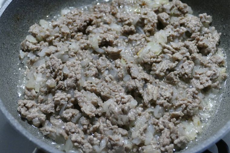 玉ねぎと合い挽き肉を混ぜた様子