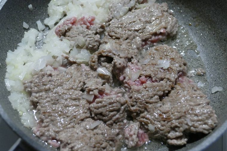 合い挽き肉を返した様子