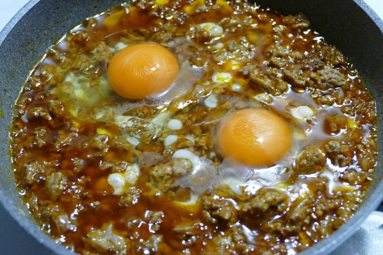 卵をふたつ割り落とした様子