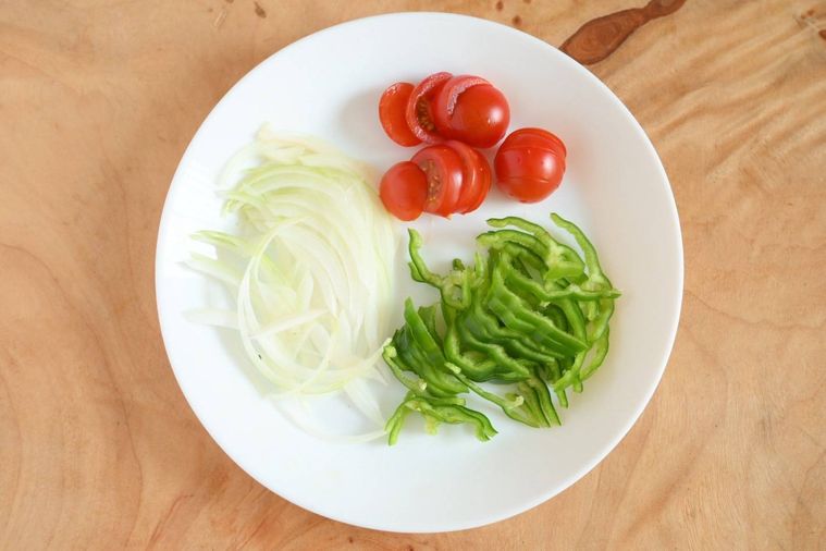 白い皿にのったカットした野菜