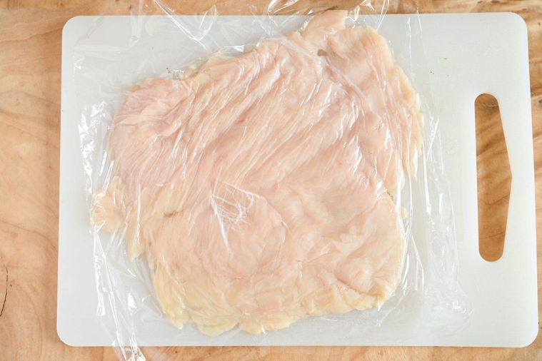 まな板にのった叩いた鶏むね肉