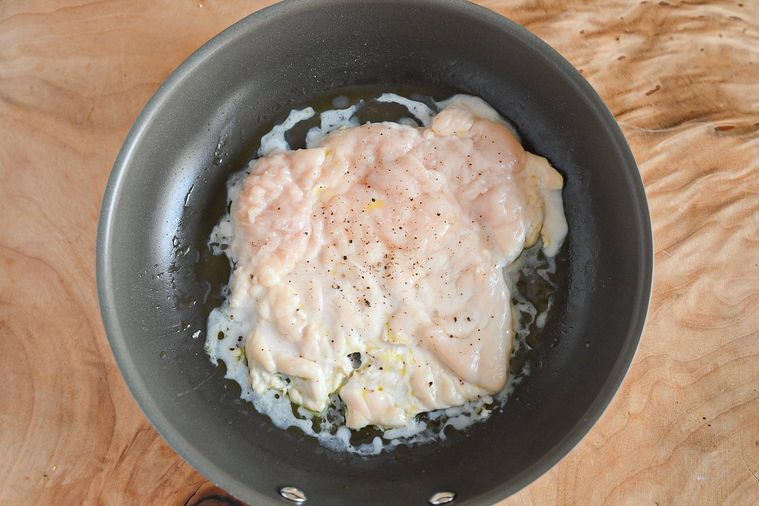 フライパンに入った加熱した鶏むね肉