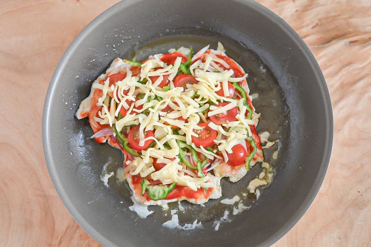 フライパンに入った加熱前の鶏むね肉ピザ