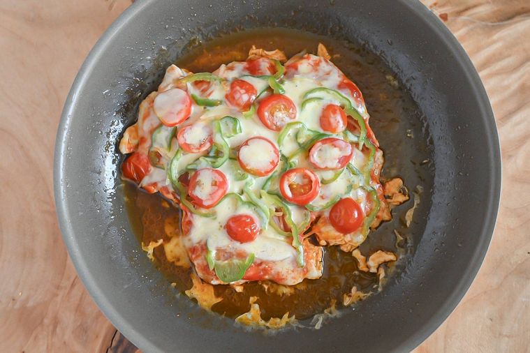 フライパンに入った蒸し焼きにした鶏むね肉ピザ