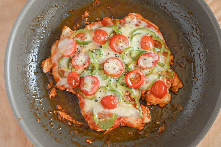 フライパンに入った完成した鶏むね肉ピザ