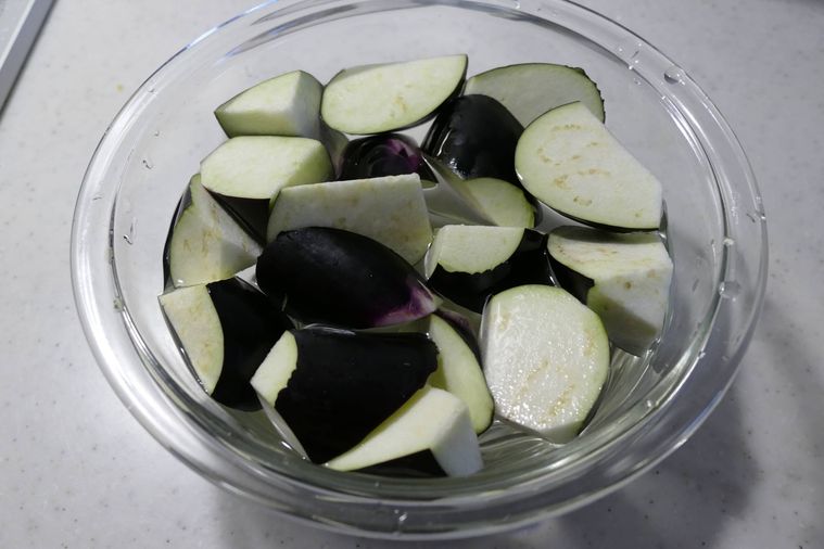 乱切りなすを塩水に浸す様子