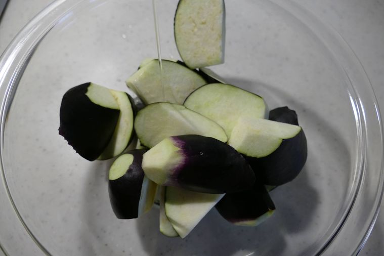 なすにサラダ油を絡める様子