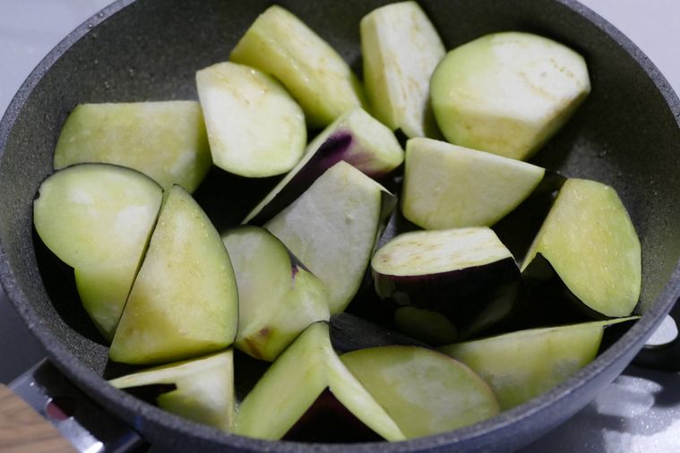 なすの皮目を下にしてフライパンに入れた様子