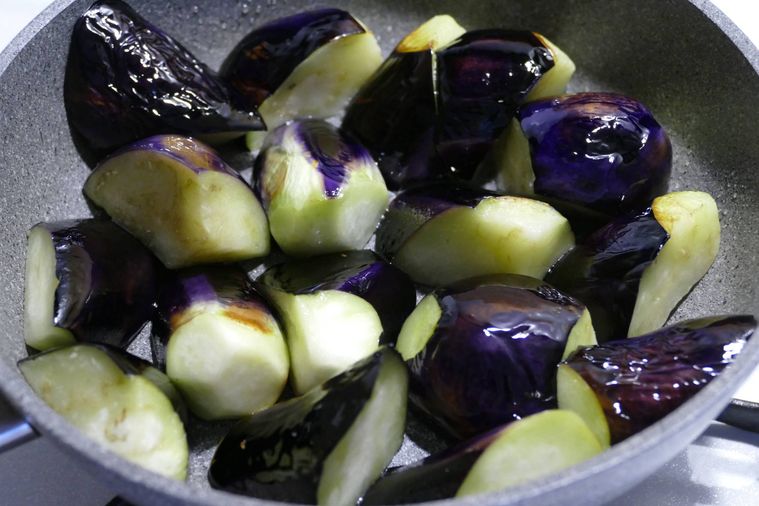 なすを返して焼く様子