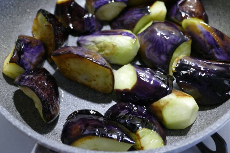 なすがやわらかくなるまで焼いた様子