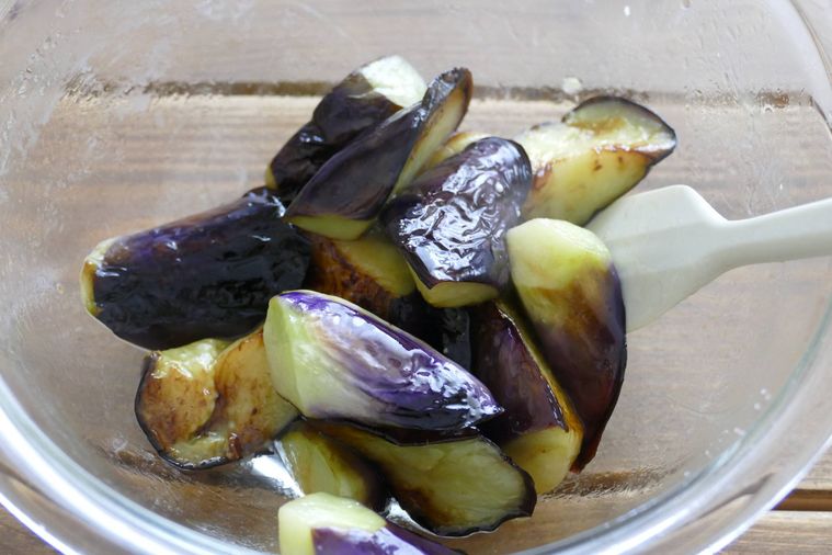 なすに調味料を和える様子