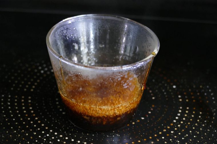 容器に入れたたれを電子レンジで加熱する様子