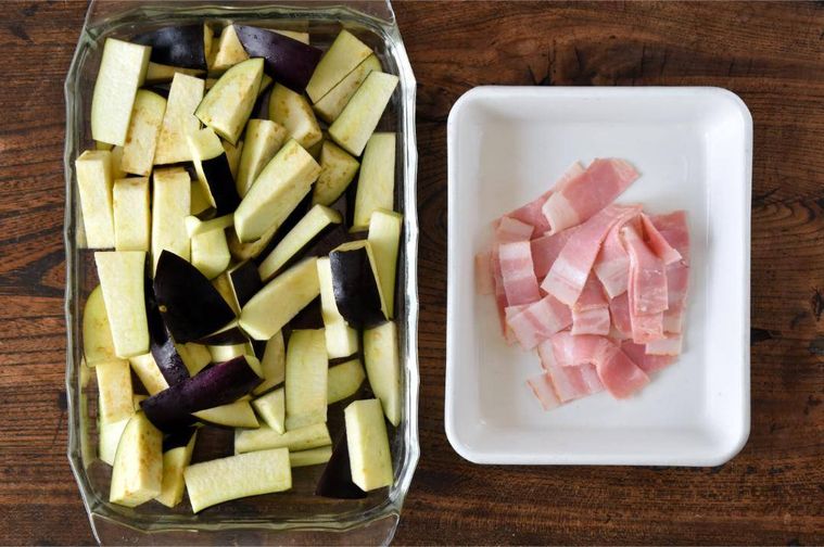 カットしたなすとベーコン
