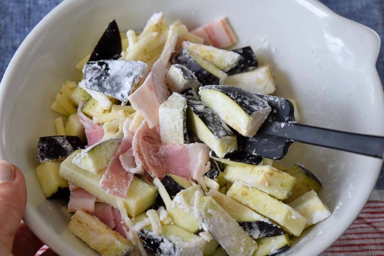 ボウルのなかで混ぜ合わせたなすのガレットの材料