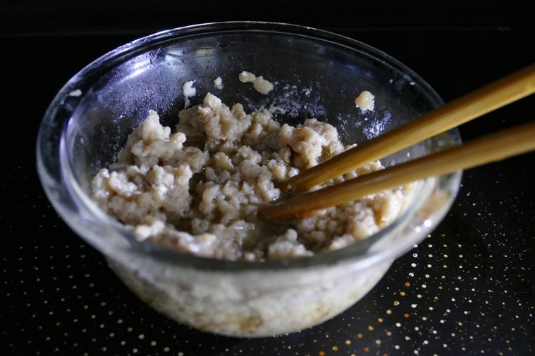 電子レンジで加熱した鶏そぼろを箸で混ぜる様子