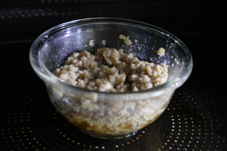 電子レンジで鶏そぼろを加熱する様子