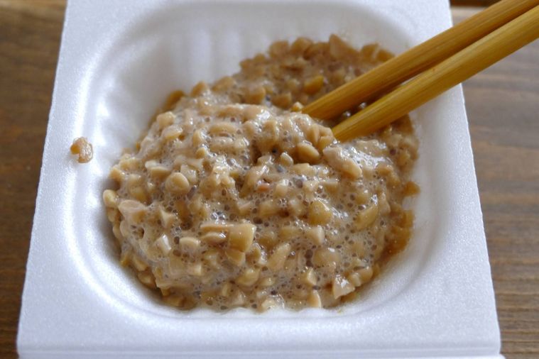 ひきわり納豆を箸で混ぜる様子