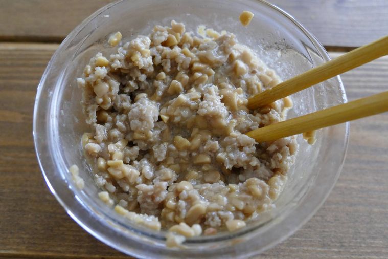 鶏そぼろとひきわり納豆を混ぜる様子