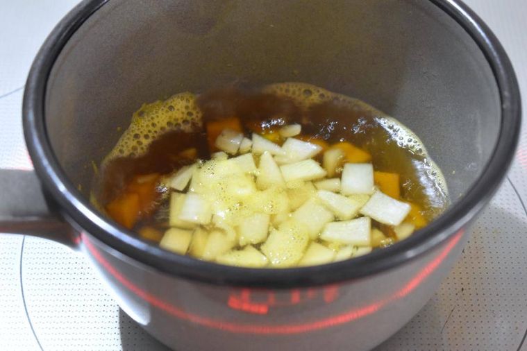 野菜と調味料が入った鍋