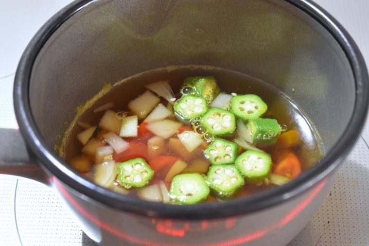 野菜と調味料が入った鍋