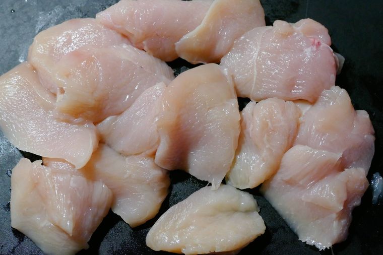 鶏むね肉をそぎ切りにした様子