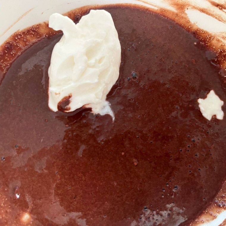 生地にギリシャヨーグルトを加える