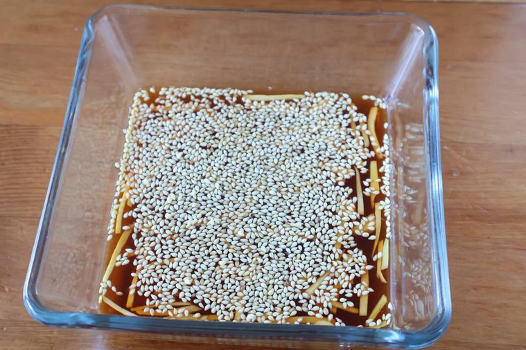 ガラスの器に合わせだれが入っている