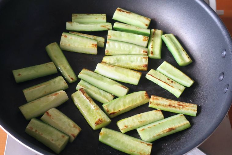 フライパンできゅうりを焼いている