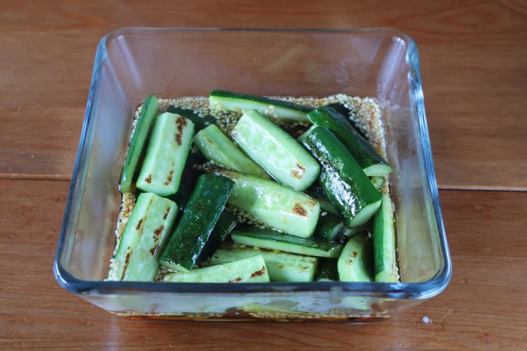 きゅうりを南蛮だれに漬けている