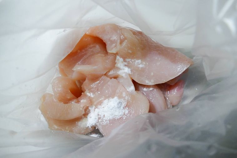 鶏むね肉を超利用袋に入れて砂糖、塩、酒を加えた様子