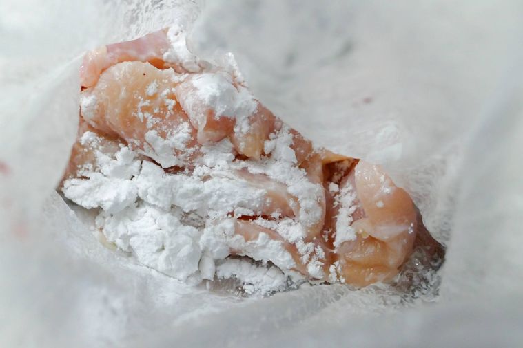 鶏むね肉に片栗粉を加えた様子